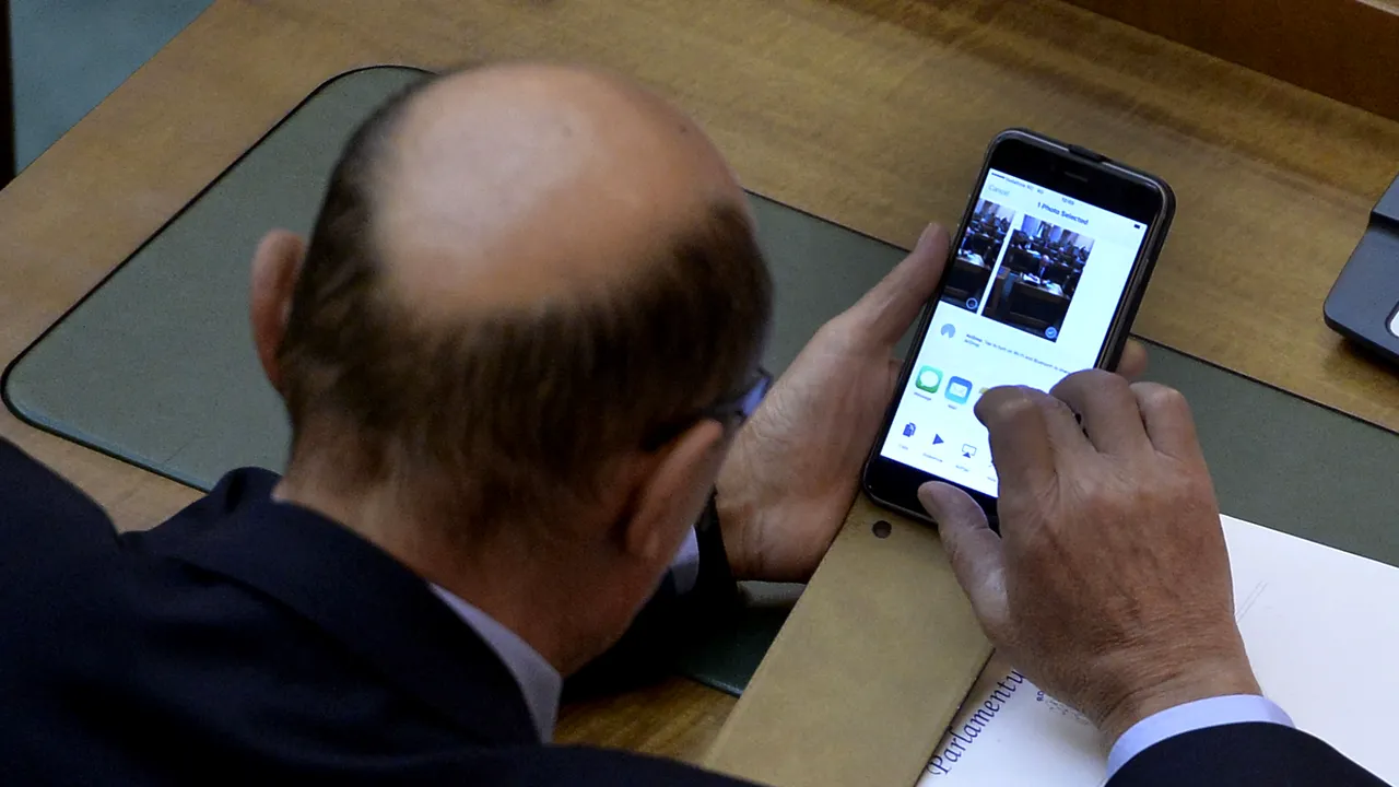 Băsescu despre poza pentru Udrea: Era bucuroasă că i s-a ridicat controlul, m-a întrebat ce fac 