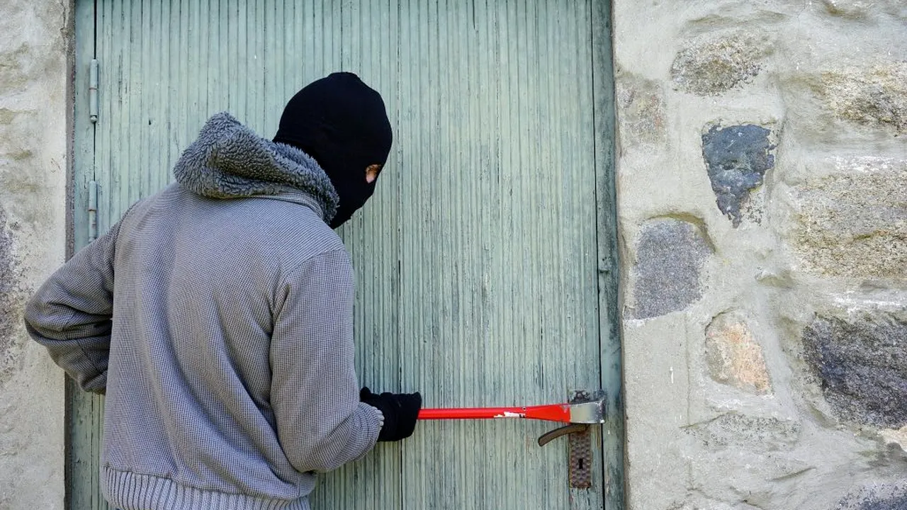 TENTATIVĂ DE FURT. Au încercat să jefuiască o cramă de vinuri, dar și-au uitat declarația pe propria raspundere la locul faptei