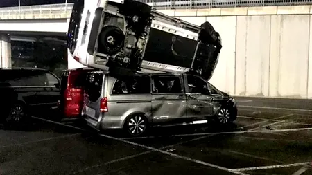 Răzbunarea unui angajat concediat de la Mercedes: a distrus 69 de mașini noi-nouțe cu un excavator! IMAGINI HALUCINANTE