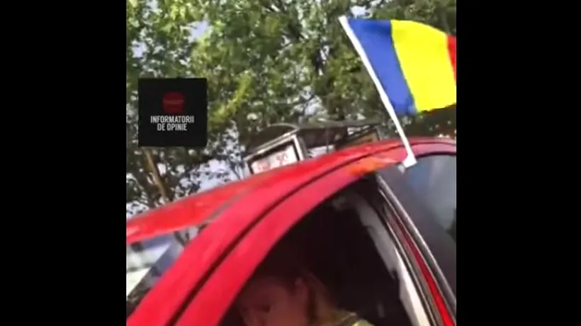 Femeie oprită în trafic de poliţie pentru că a agăţat drapelul României pe maşină: „Aţi depăşit gabaritul maşinii“ (VIDEO)