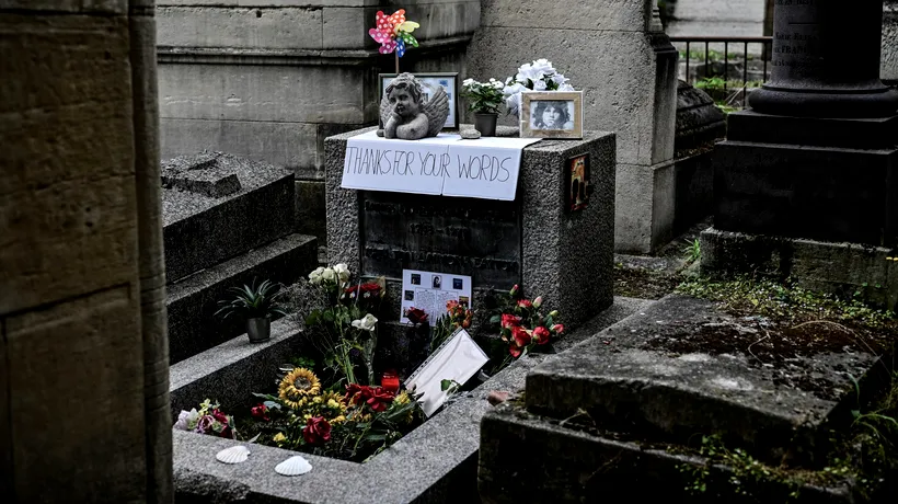 La 50 de ani de la moartea artistului Jim Morrison, fanii i-au adus un omagiu