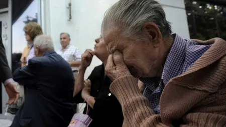 Presa greacă scrie despre cozile umilinței. „Pensionarii trădați sunt prinși într-un purgatoriu, așteptând să-și ia banii ca și când nu li s-ar cuveni