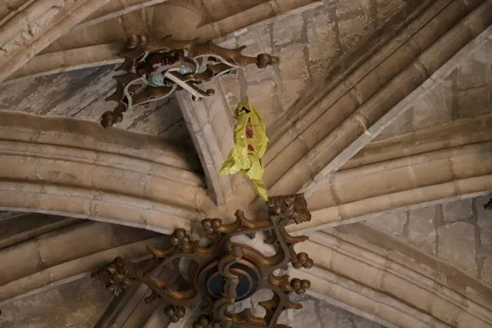 Balonul cu Pikachu, pe tavanul bisericii Regilor Catolici / Sursa FOTO: X