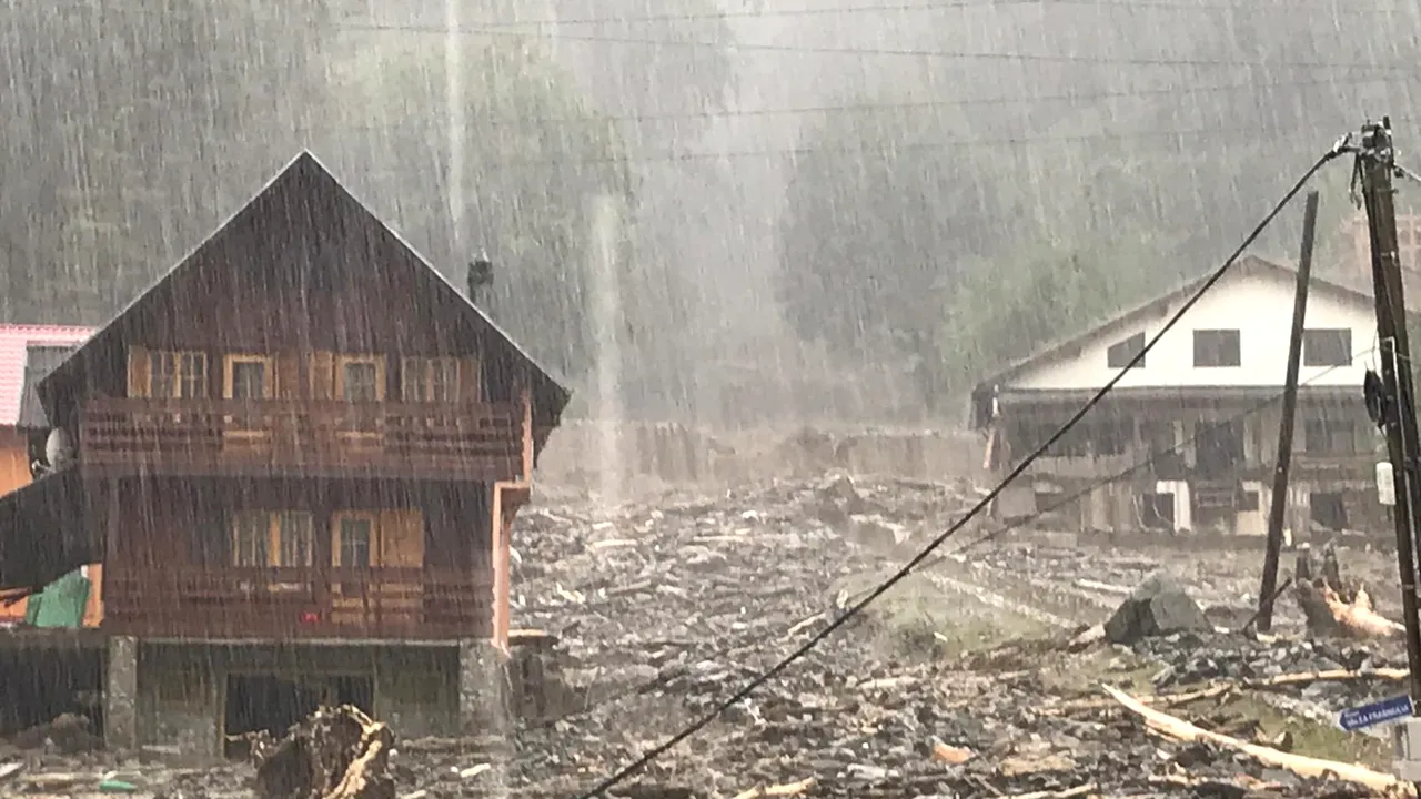 Zece oameni evacuați din cauza unei viituri în Argeș. DN 73, blocat de aluviuni