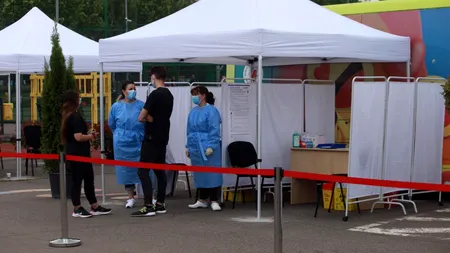 Centru mobil de vaccinare anti-Covid pentru copiii între 12 și 15 ani din Capitală, amenajat în Parcul Lumea Copiilor din sectorul 4 - FOTO