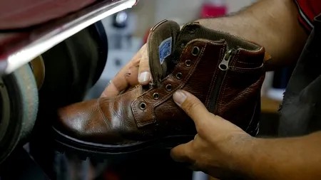 Ce mesaj a putut lăsa un cizmar din IAȘI pentru clienții care îi aduc la reparat pantofii murdari