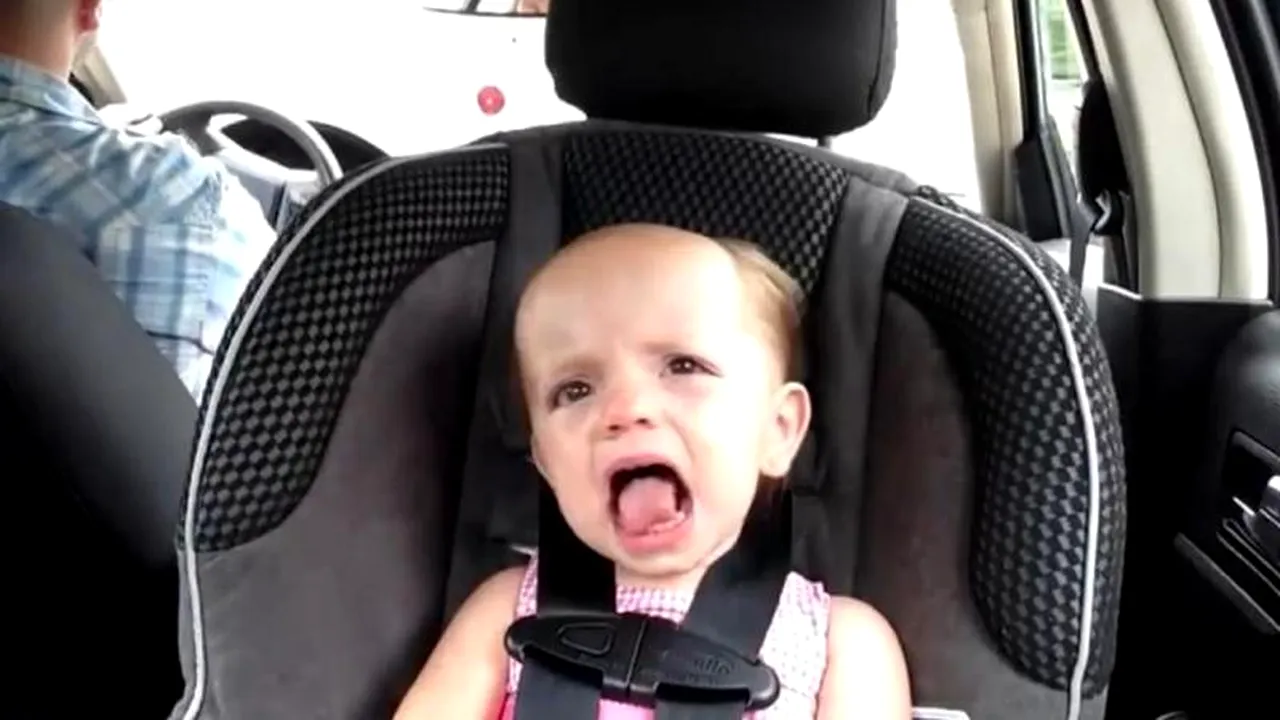 VIDEO: O fetiță de doi ani și jumătate i-a impresionat pe internauți cu o interpretare originală a piesei lui Elvis