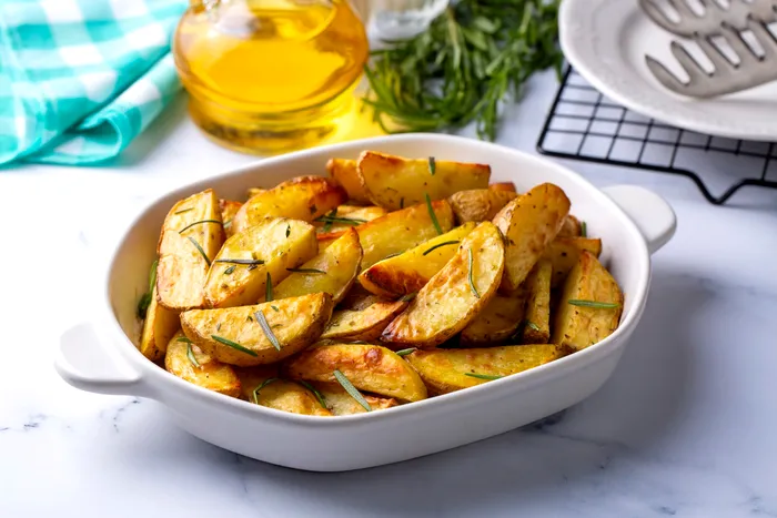 Rețetă simplă de vară cartofi cu pesmet, usturoi și ierburi aromatice. Cum să îi oferi un gust exact ca la restaurant