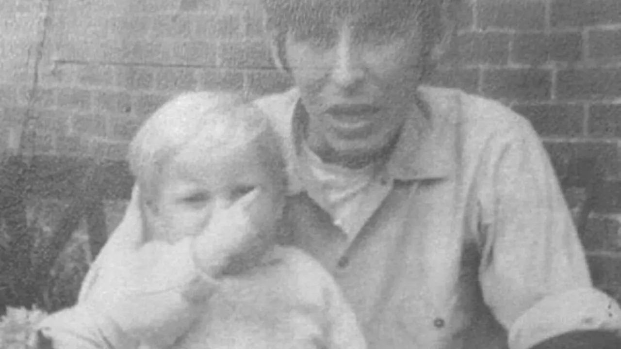 Fratele său a murit în mod misterios atunci când erau copii. După 50 de ani, o fotografie postată pe Facebook a schimbat totul