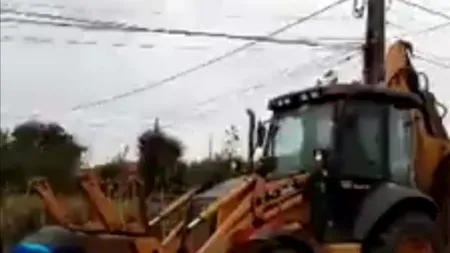 Video uluitor / Edilul a trimis un excavator peste localnici ca să se răzbune pentru că nu l-au votat