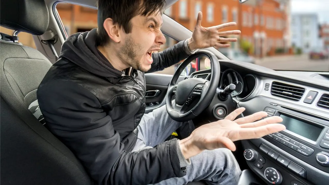 Un român din 10 se enervează de fiecare dată când circulă cu maşina. Câți șoferi recurg la manevre agresive (urmărirea şoferului, frână, depăşire la limită)