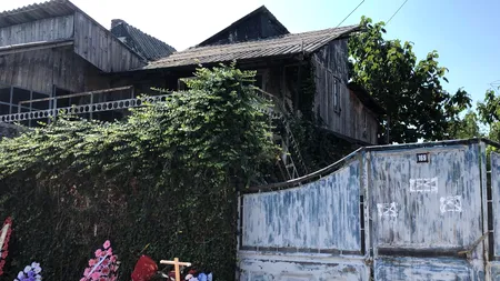 Anchetatorii verifică podul casei lui Gheorghe Dincă, de unde au ridicat noi probe