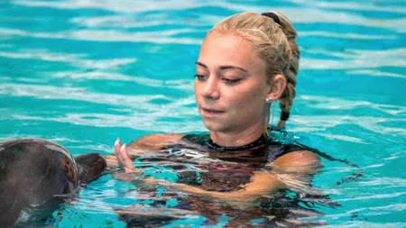 Scandal URIAȘ la Delfinariul din Constanța: trei tineri au sărit în bazin. Polițiștii au intervenit imediat