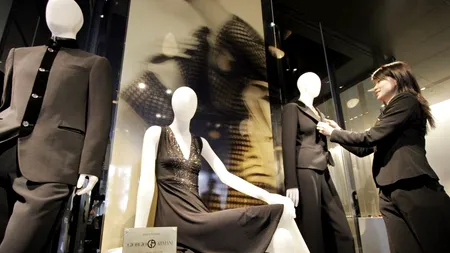 VIDEO. Zece români au furat haine de 2 milioane de euro dintr-un depozit Armani