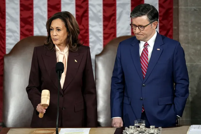 Vicepreședintele Kamala Harris și vorbitorul Casei Reprezentanților, republicanul Mike Johnson, certifică victoria lui Donald Trump de la alegerile de pe 5 noiembrie 2024. Sursa Foto: Profimedia 