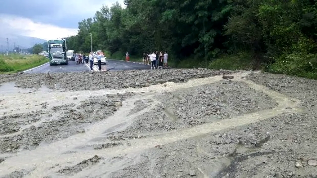 Circulație întreruptă pe DN 1 Ploiești - Brașov din cauza aluviunilor. Coloane de mașini pe o distanță de 2 kilometri