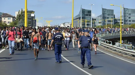 După ce Budapesta le-a interzis să urce în trenurile spre Germania, sute de refugiați au plecat în marș spre Vest. Guvernul Orban anunță că le pune la dispoziție autobuze