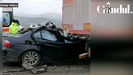GÂNDUL LIVE. Un tânăr a murit după ce a intrat cu un BMW într-un TIR, la Cluj  / IMAGINI DRAMATICE de la fața locului!