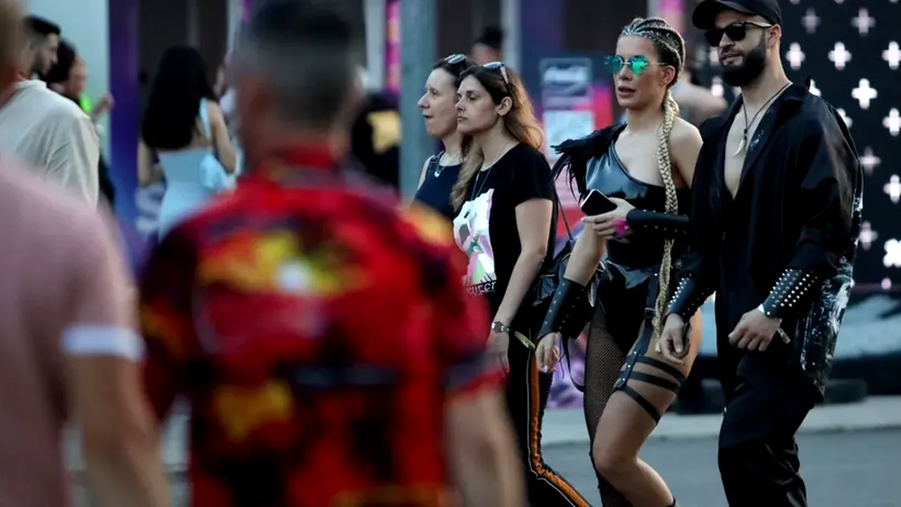 EXCLUSIV | Spectatorii de la sectorul VIP al festivalului Saga s-au drogat în fața polițiștilor. „Trăgeau pe nas în văzul tuturor”