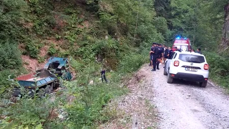 Accident GRAV pe un drum forestier din județul Gorj, soldat cu doi morți și patru răniți. Un camion a părăsit carosabilul și a căzut într-o râpă