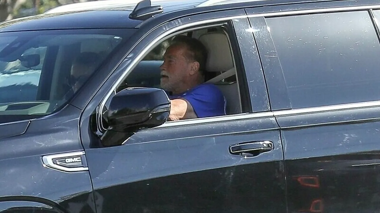 Arnold Schwarzenegger a LOVIT cu mașina o biciclistă! Cum a reacționat actorul