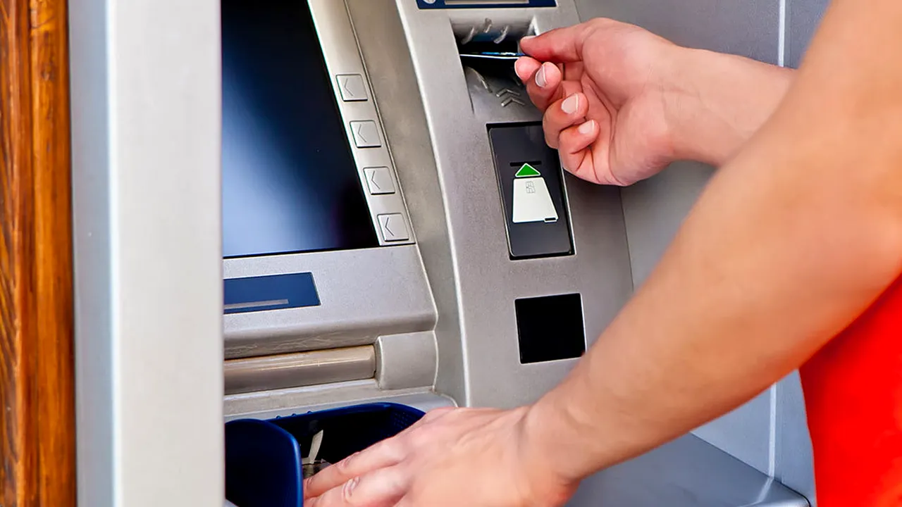 Bătrână din Lupeni, jefuită de un tânăr după ce a scos bani dintr-un bancomat. Ce sumă i-a sustras bărbatul