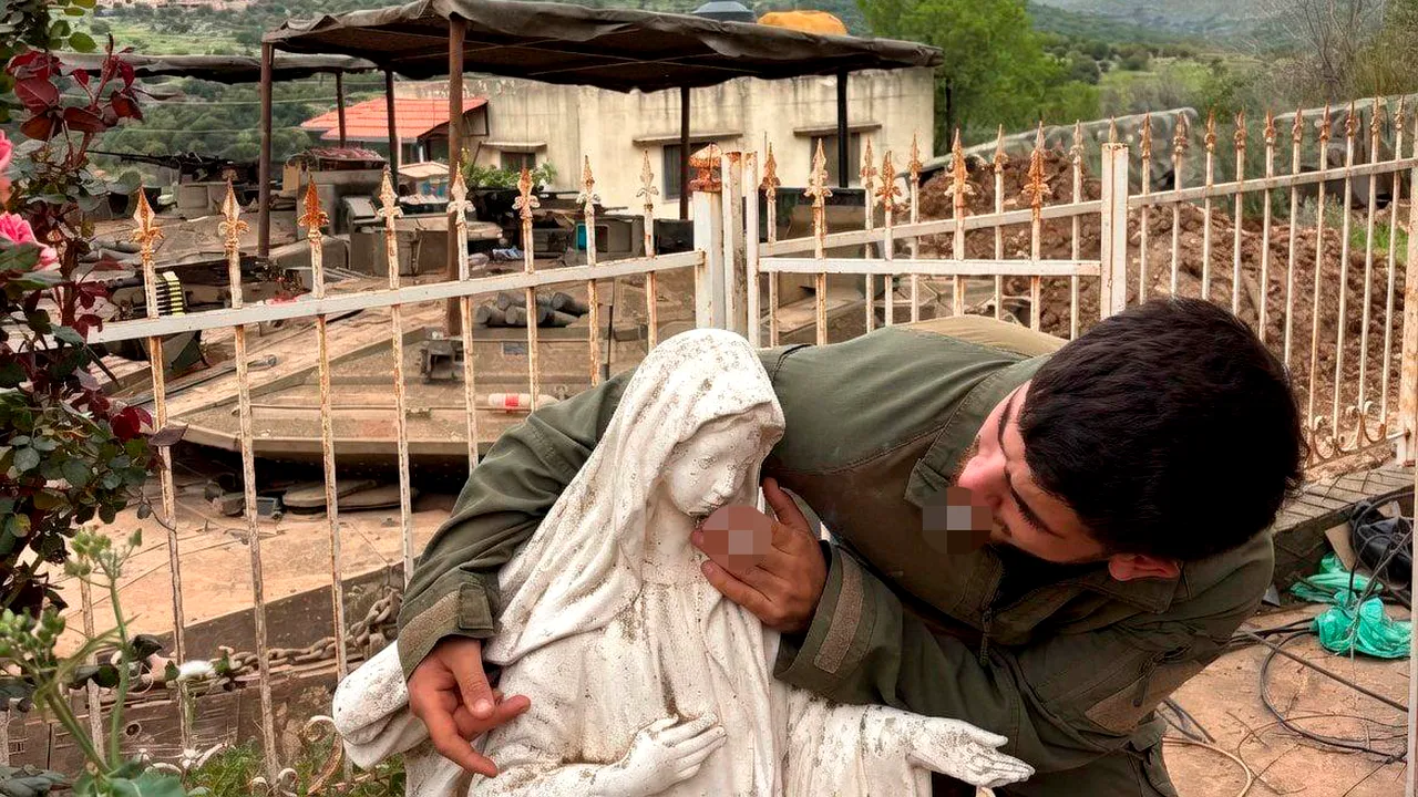 Statuie a Fecioarei Maria din Liban, batjocorită de soldații israelieni. Cum s-au fotografiat, din nou, militarii trimiși în zonele sudice ale țării