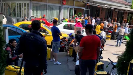 SĂRBĂTOARE. Imaginea zilei de 1 MAI în Capitală: Zeci de curieri, la coadă la mici