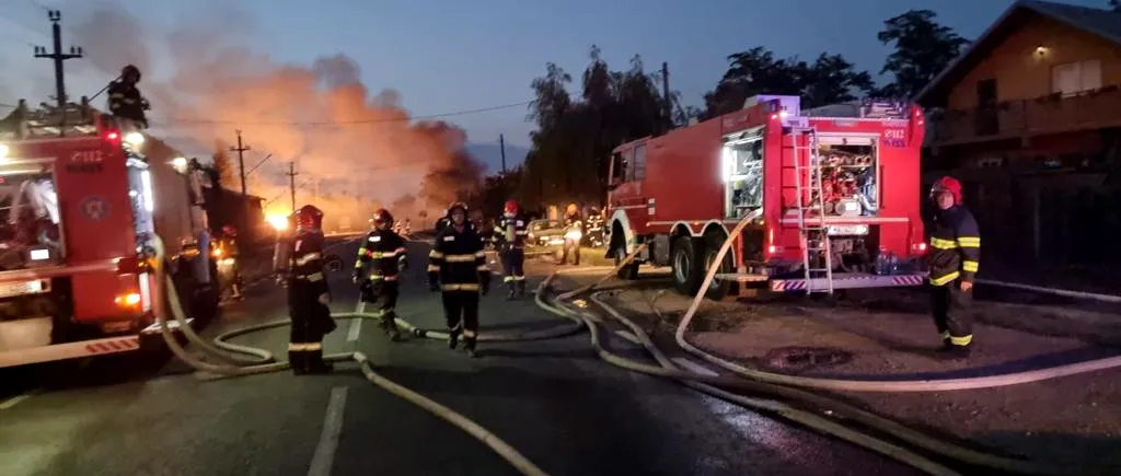 Pompierii ACȚIONEAZĂ și acum pentru răcirea unor cisterne aflate încă în zona staţiei GPL de la Crevedia