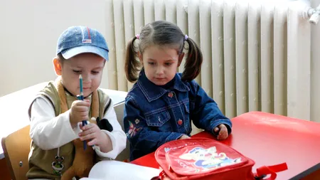 O educatoare a lipit bandă adezivă pe gurile copiilor. Directoarea grădiniței: 