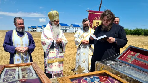 FOTO | Arhiepiscopia Tomisului a continuat campania de rugăciuni pentru ploaie. În ce localitate a mers IPS Teodosie și ce racle au fost aduse pe câmp
