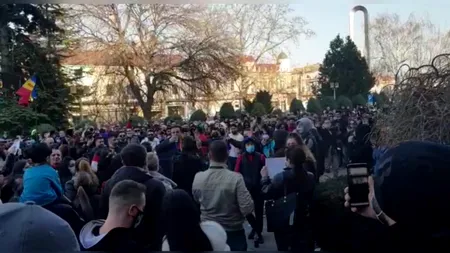 Protest anti-restricţii, în fața Prefecturii Constanța, cu sute de persoane. S-au scandat numeroase lozinci: „hoții” sau „masca jos”