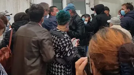 Gândul LIVE. Imagini revoltătoare! Zeci de pacienți s-au îmbulzit și s-au îmbrâncit pe o ploaie torențială la intrarea în Spitalul de Urgență din Ploiești!