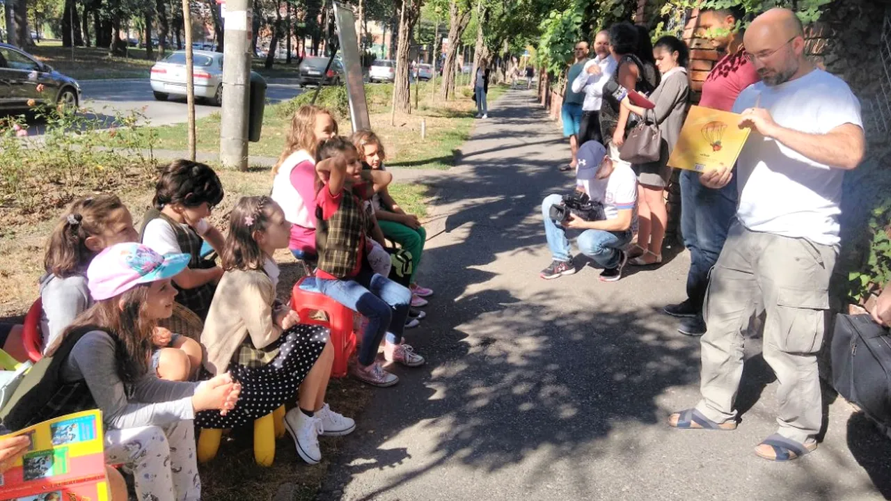 PROTEST inedit. Oră de muzică ținută în fața IȘJ Timiș de către părinți, supărați din cauza ÎNVĂȚĂTOAREI

