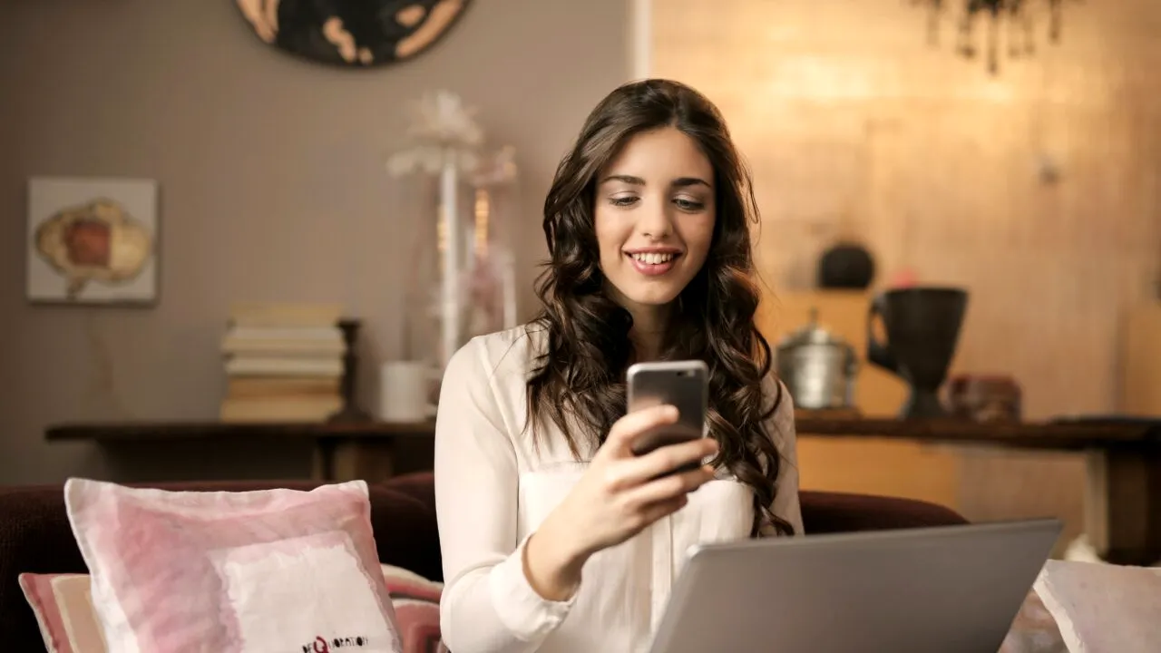 Lege adoptată! Ce angajați vor putea lucra de acasă patru zile pe lună