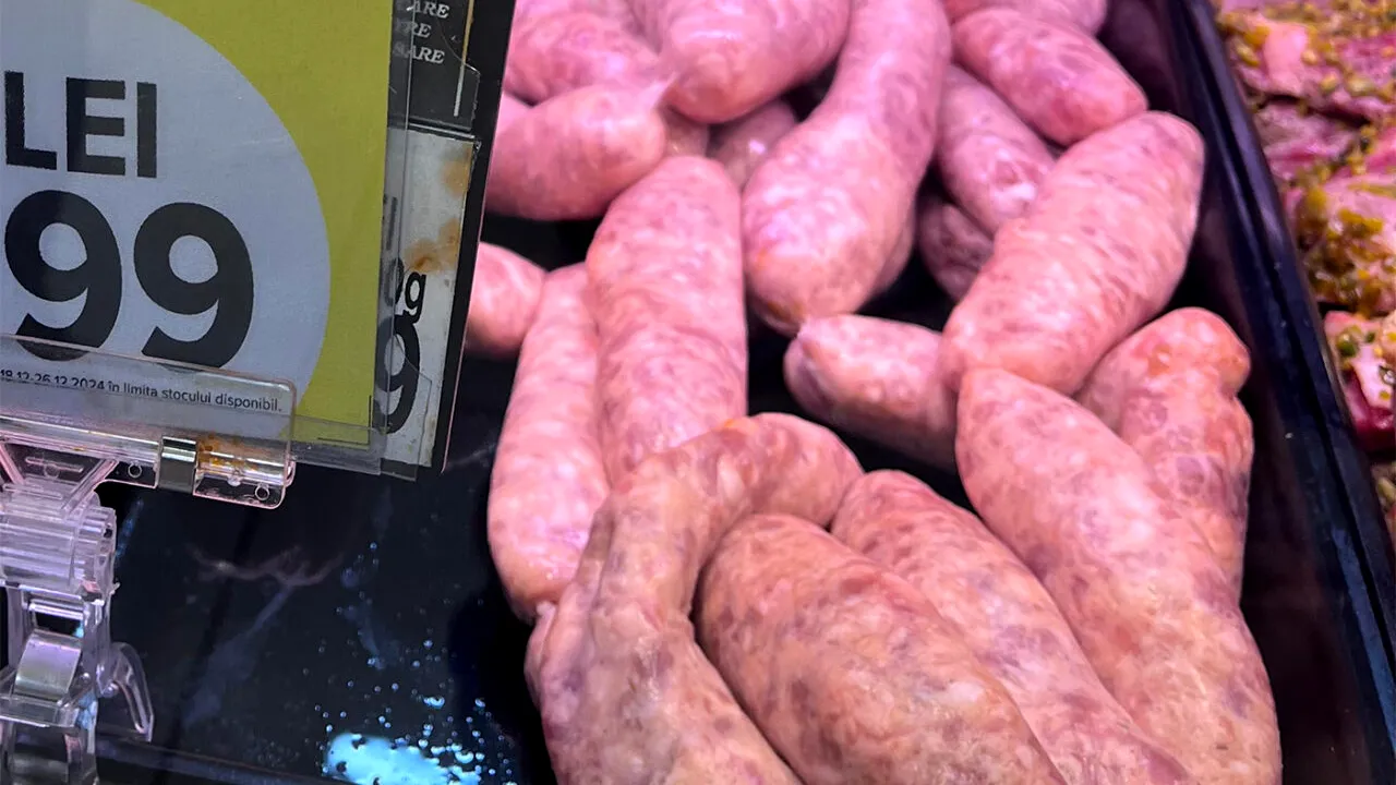 Cu ce preț se vinde 1 kg de cârnați de porc în Carrefour. Bucureștenii au crezut că este o eroare