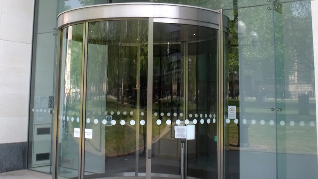 Un gigant bancar, care a fost prezent și în România, închide peste 160 de sucursale în 2018 și anunță concedieri