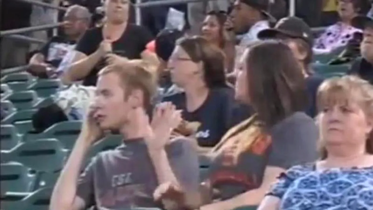 VIDEO. Ce a pățit un tânăr american pentru că nu și-a sărutat iubita