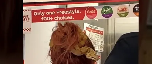 VIDEO | O femeie și-a prins părul cu un șarpe viu și a mers așa la un fast-food. O altă clientă a filmat totul, iar imaginile au devenit rapid virale