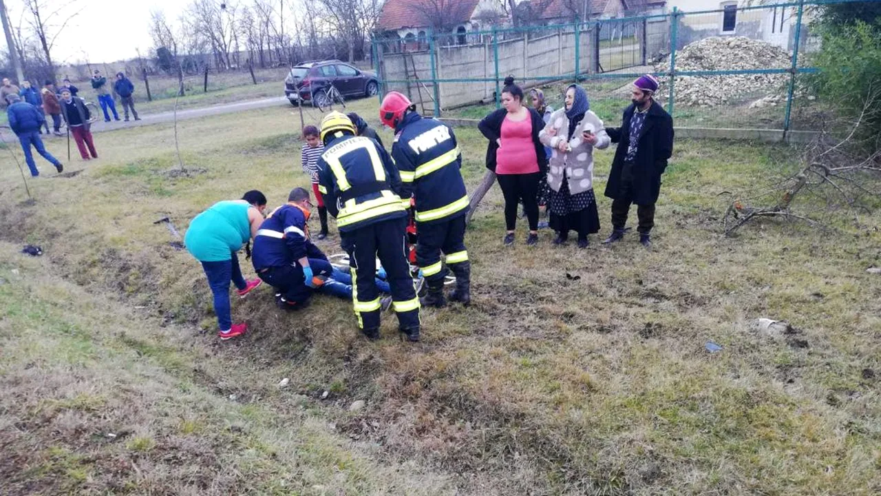 Un mort și trei răniți după ce o mașină s-a răsturnat pe un drum județean din Timiș - FOTO