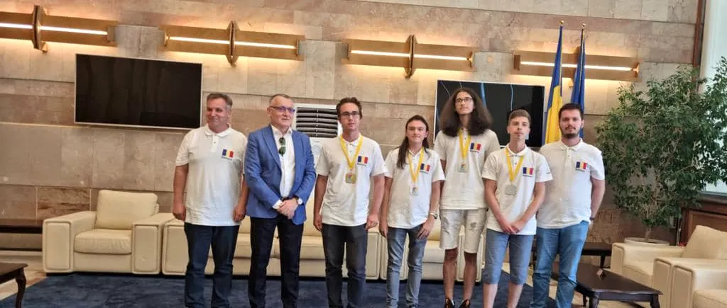 Ministrul Educaţiei a primit la aeroport echipa României, care a obținut locul I la Olimpiada de Informatică, faza pe Europa Centrală