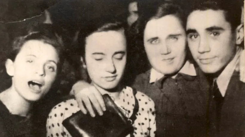 Părea o fată drăguță. Cum arăta Elena Ceaușescu în 1939, la un bal, alături de frații săi. FOTO DE COLECȚIE 