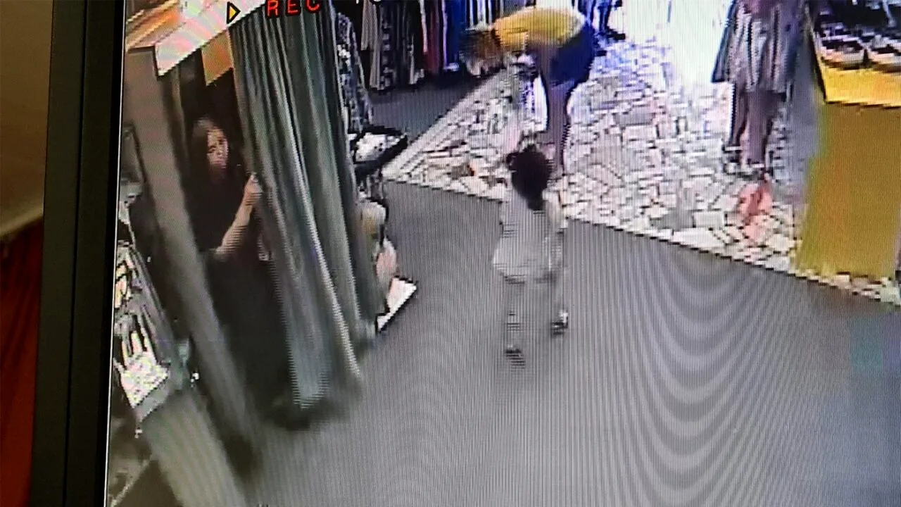 Gestul rușinos făcut de această turistă în cabina de probă a unui magazin din Costinești. Imagini surprinse de camerele de supraveghere!