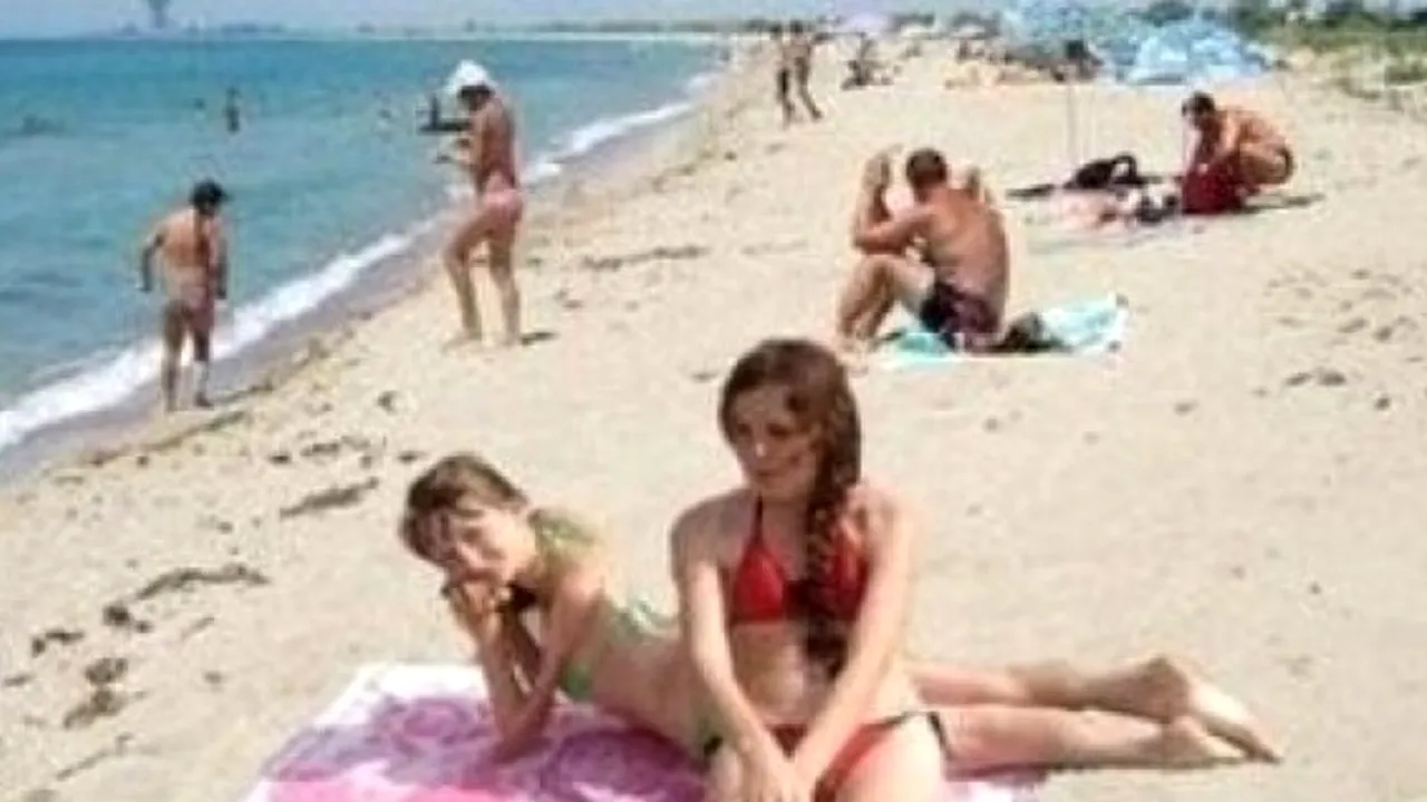 Detaliul din această fotografie pe care prietenii acestor tinere nu l-au observat