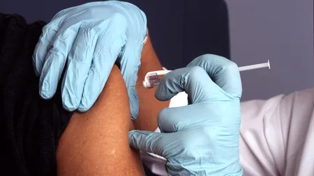 O tânără din Satu Mare s-a infectat cu SARS-CoV-2, după vaccinarea cu AstraZeneca: După a doua doză, am lăsat garda jos puțin. Un jandarm a murit după ce s-a infectat cu Covid-19. Nu era vaccinat
