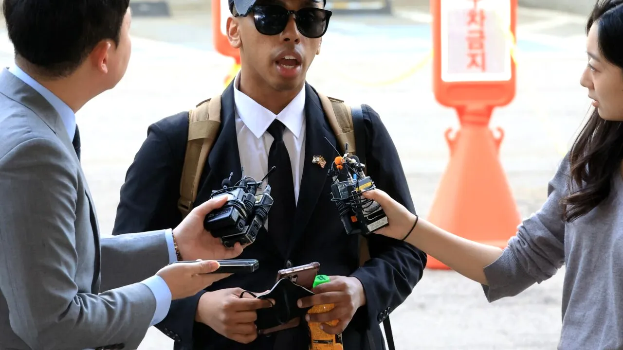 Influencer american, arestat în Coreea de Sud pentru că a sărutat o statuie. Ce simboliza și ce acuzații i se aduc