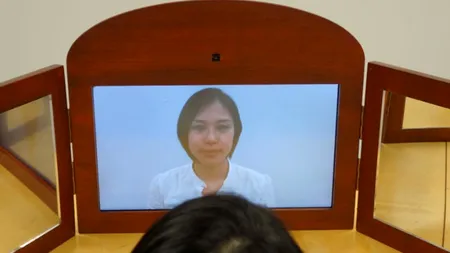 Un student japonez a inventat oglinda care îți schimbă expresia feței - VIDEO
