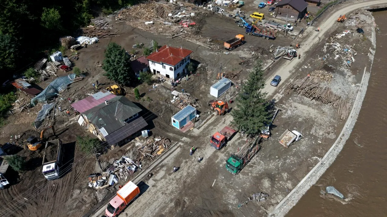 Președintele CJ Suceava, Gheorghe Șoldan, a anunțat că 19 case din Broșteni vor fi refăcute complet