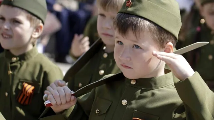 Sute de copii au participat la o paradă militară în Rusia