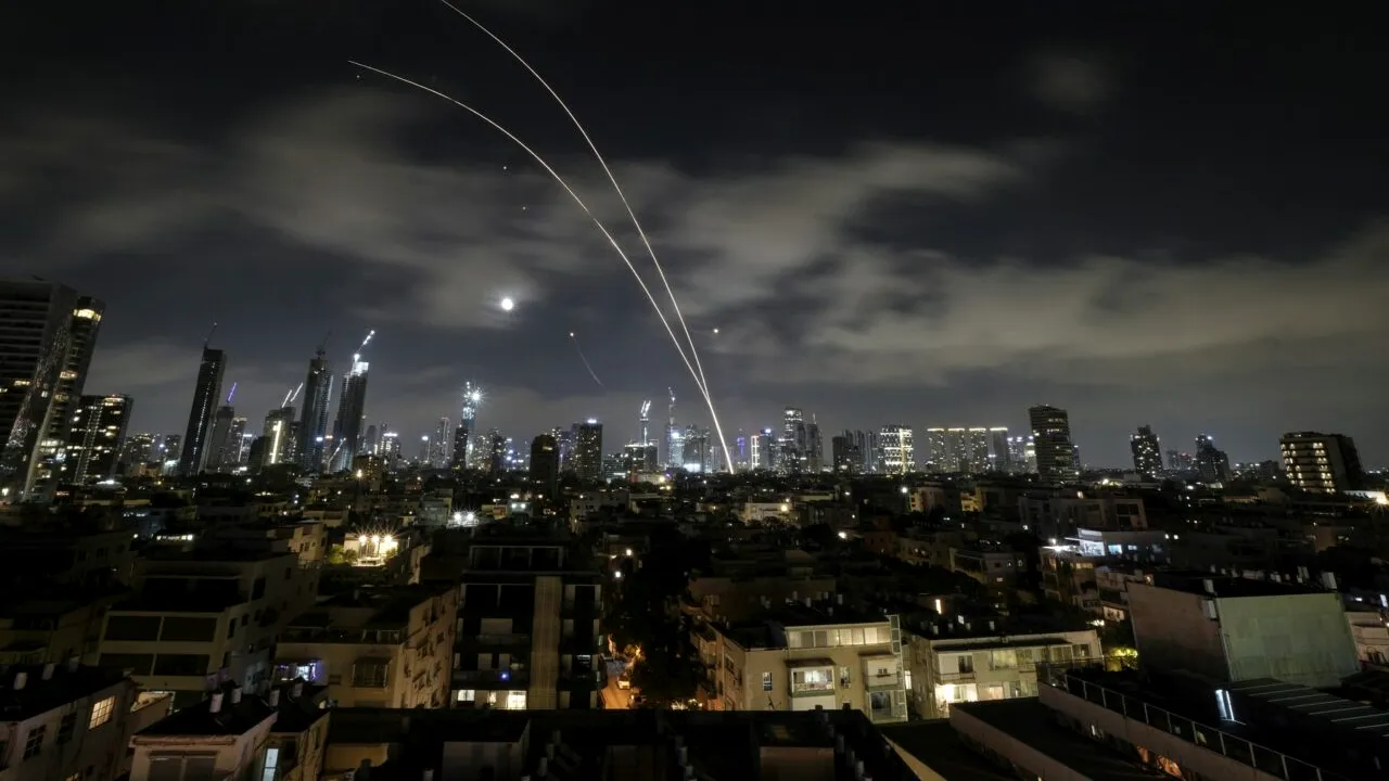 The Jerusalem Post: De ce RELAXEAZĂ armata israeliană restricțiile impuse civililor, după atacurile Iranului cu 1.000 de drone și 400 de rachete